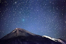 Observation des étoiles dans le parc national du teide dans la nuit